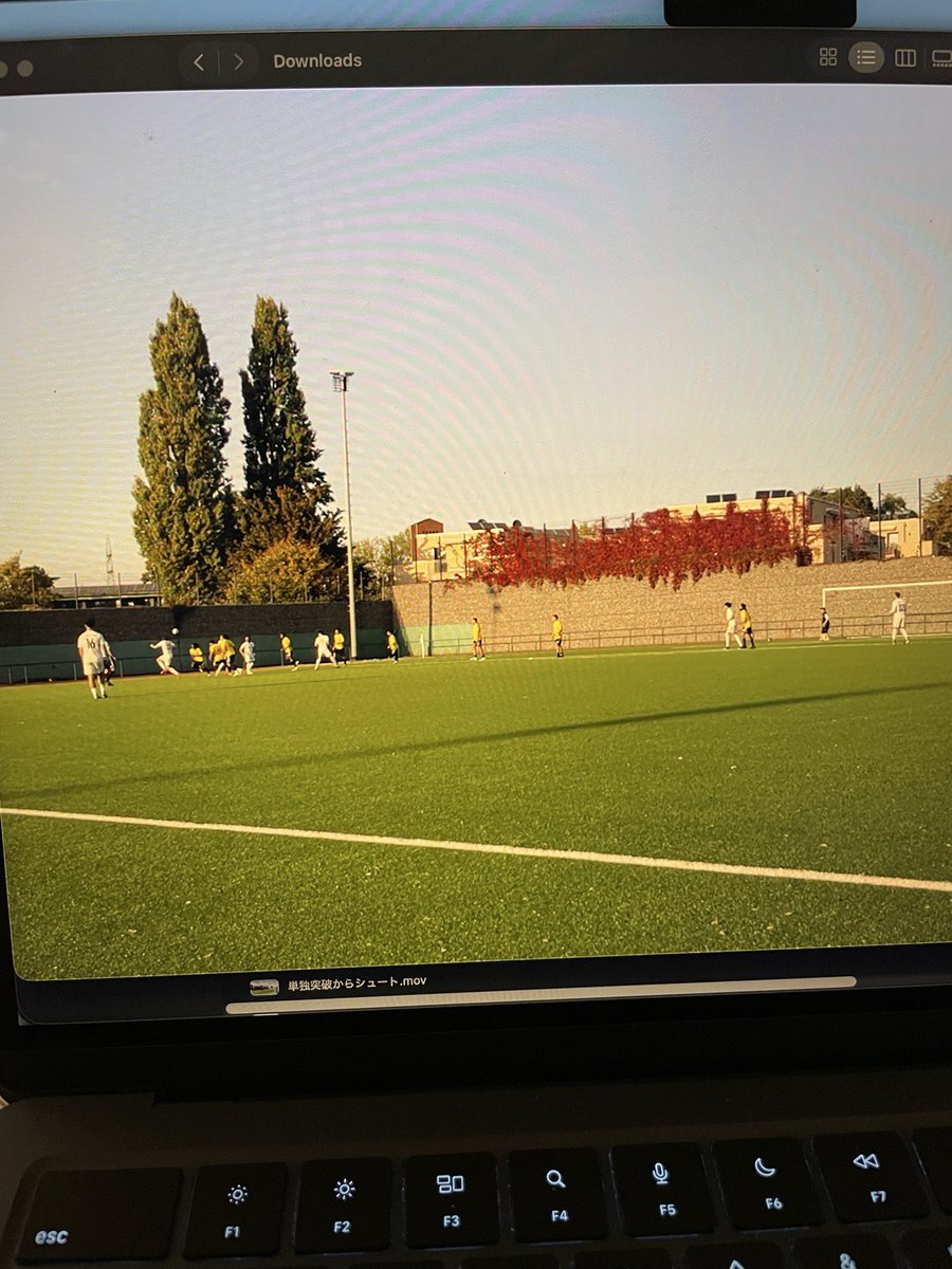 DaviFootball33's tweet photo. 試合動画振り返り。最終ラインにDFが6枚とかいるのに常に裏に走っていてほぼ意味がなかった。その反面、最終ラインの前にはありえないくらい広大なスペースがあって降りてスペースで受ければミドルシュートを打てた。
これがサッカーを理解していない証拠。
次は必ず状況見て走るか降りるか決める。 https://t.co/KXFs7W3CVC