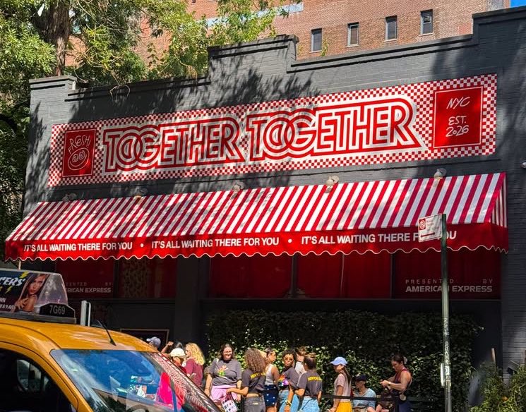 hsdtogethertour's tweet photo. Harry invited all the staff of the Together, Together NYC Pop Up to a personal suite at Madison Square Garden for #TogetherTogetherNYC (via simplyryann_) https://t.co/mV3Zc6W4ei