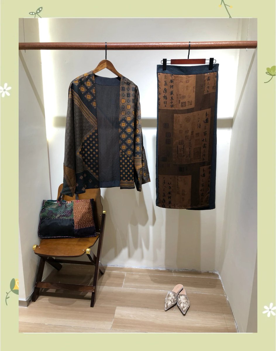 LondynRadcnh's tweet photo. Ropa de seda con acabados de lujo, en un atardecer cálido. （注：通过丝质衣物的华丽质感呼应“焚韧缎拥”的华丽氛围，用“atardecer cálido”营造柔和氛围，简洁贴合推文的短平快风格） https://t.co/YX0D13t1PN