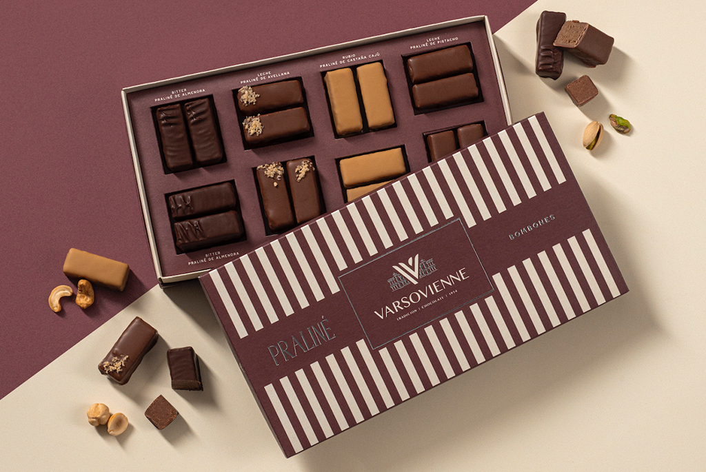 socialgramcl's tweet photo. @Varsovienne_ presenta Praliné 2026: cuatro nuevas variedades que renuevan su propuesta de chocolate combinando almendra, avellana, castaña de cajú y pistacho con distintas coberturas de chocolate.

Ver más aquí https://t.co/7RNLh6LsDR https://t.co/aK52gfsaut