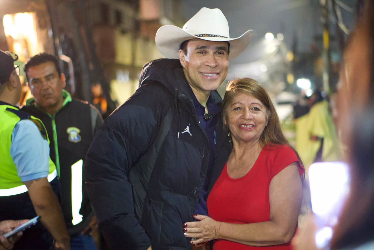 netobran's tweet photo. Mis enemigos quisieran que los vecinos me recibieran a pijazos, pero para su ardor, lo que recibo es: cariño y amor ❤️❤️ https://t.co/zmK3fUDKMg
