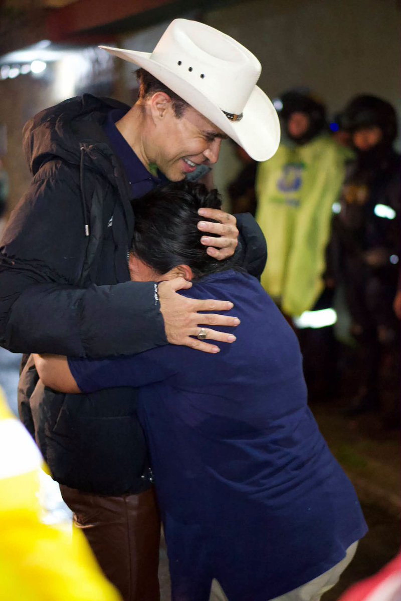 netobran's tweet photo. Mis enemigos quisieran que los vecinos me recibieran a pijazos, pero para su ardor, lo que recibo es: cariño y amor ❤️❤️ https://t.co/zmK3fUDKMg