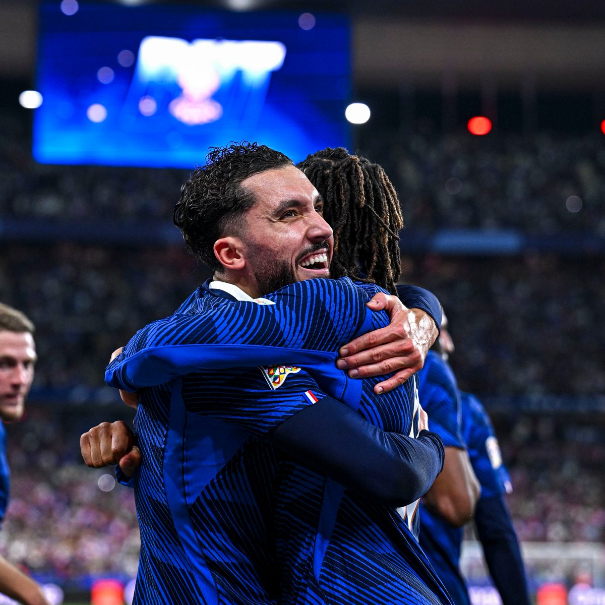 ActuFoot_'s tweet photo. 🚨🚨🚨  Rayan Cherki 🇫🇷 : « On a une vraie connexion avec Olise 🇫🇷... CONTRAIREMENT À CE QUE CERTAINS PEUVENT DIRE. 😶

Je vais commencer à PLUS RÉAGIR. Tout ceux qui se dit dans la presse, j’ai rarement vu un groupe qui vit AUSSI BIEN. 🤩

NE CROYEZ PAS À TOUT. ❌ »

🎙️ @TF1 https://t.co/DdKEdXX2Fg