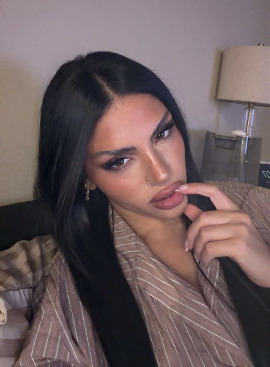 HudaMustafaHM's tweet photo. what should i be for halloween? https://t.co/6riLolp3hC