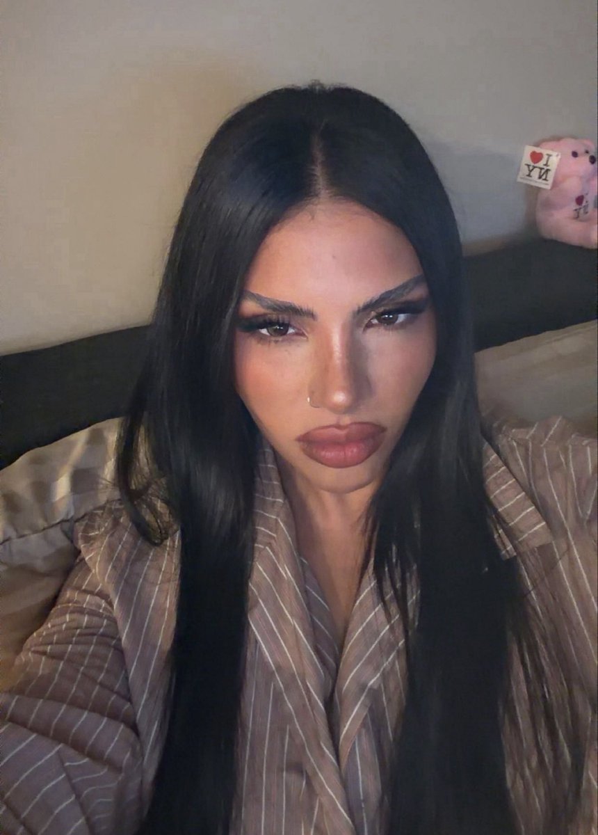 HudaMustafaHM's tweet photo. what should i be for halloween? https://t.co/6riLolp3hC
