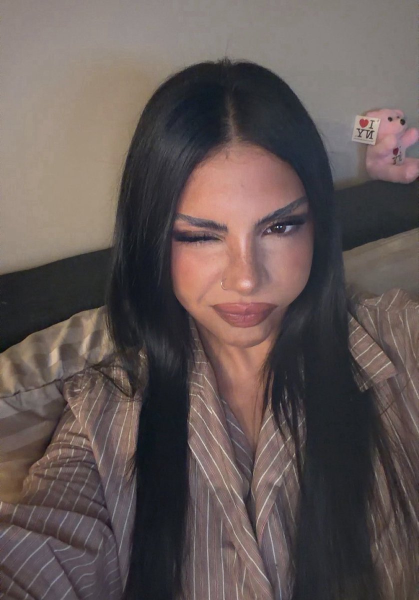 HudaMustafaHM's tweet photo. what should i be for halloween? https://t.co/6riLolp3hC