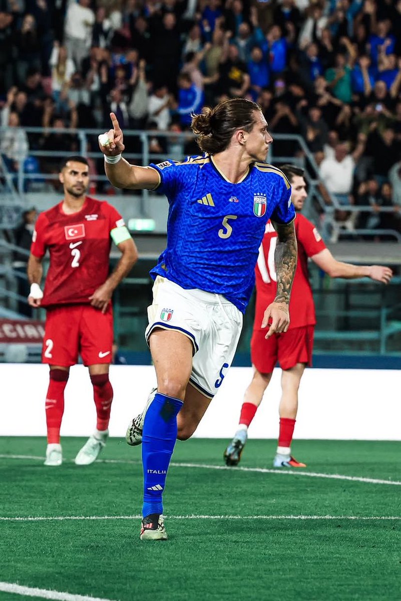 ArsenalRadar's tweet photo. Riccardo Calafiori scored his FIRST GOAL FOR ITALY at the same stadium where he once starred for Bologna. 🤩🇮🇹

What a moment for Riccardo.#afc https://t.co/H696rdp1K3