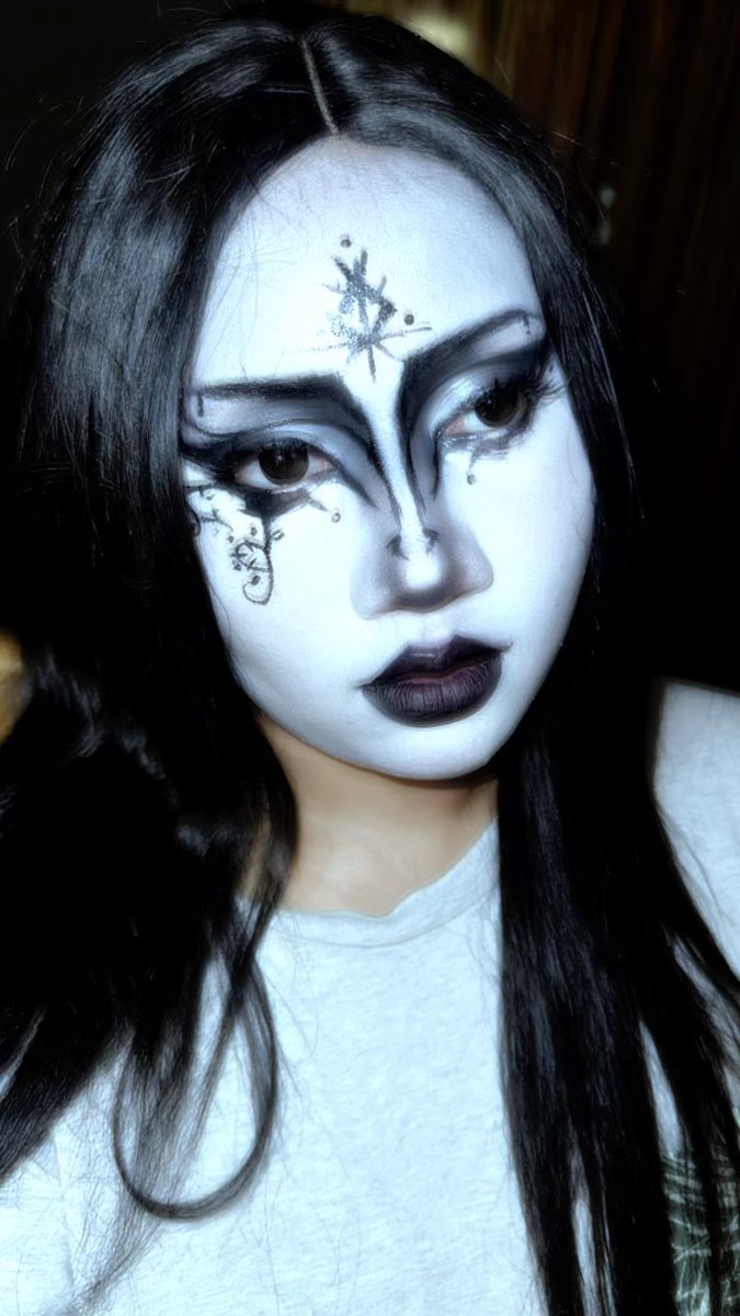 thejadedangels's tweet photo. The category is beginner goth lol. https://t.co/Xy8RzBqkjJ