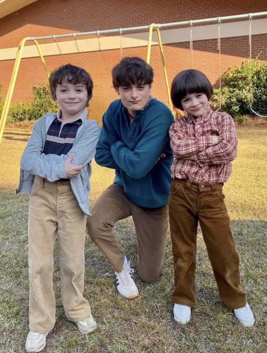 byle7xx's tweet photo. will byers with his twin sons who are exact copies of their dads https://t.co/Czau9Fi5Ql