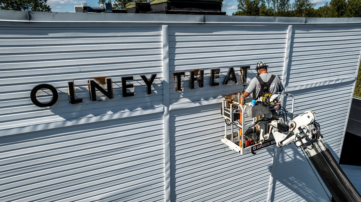 MyDronePro's tweet photo. Olney, MD - The new Olney Theatre Center sign is going up today. @OlneyNews @olneycommerce https://t.co/sXnLSEhYiY