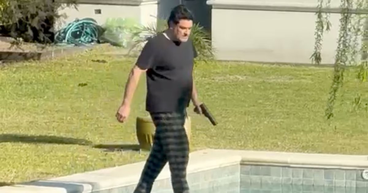 infobae's tweet photo. QUIÉN ES EL VECINO DE NORDELTA FILMADO MIENTRAS DISPARABA CONTRA CARPINCHOS Y LA MULTA MILLONARIA QUE PAGÓ

Sebastián Favre (49) es ex piloto de avión, está casado, tiene dos hijos y es dueño de una Escuela de Vuelo de Zárate. 

Su nombre quedó en el centro de la polémica luego de que se viralizara un video en el que se lo ve descalzo y en pijama, en el jardín de su propiedad, mientras apunta y dispara contra un grupo de carpinchos.

El episodio, ocurrido el 17 de septiembre pasado, derivó en una denuncia de la Asociación Vecinal Nordelta ante la UFI N°1 descentralizada de Benavídez, a cargo del fiscal Cosme Irribarren. Posteriormente, la Policía allanó su domicilio y secuestró un arma de aire comprimido. 

🔗 Leé la nota completa: https://t.co/LBXaAr2bj1