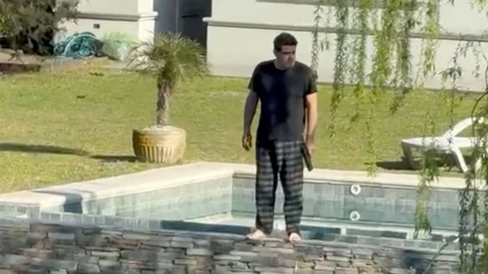 infobae's tweet photo. QUIÉN ES EL VECINO DE NORDELTA FILMADO MIENTRAS DISPARABA CONTRA CARPINCHOS Y LA MULTA MILLONARIA QUE PAGÓ

Sebastián Favre (49) es ex piloto de avión, está casado, tiene dos hijos y es dueño de una Escuela de Vuelo de Zárate. 

Su nombre quedó en el centro de la polémica luego de que se viralizara un video en el que se lo ve descalzo y en pijama, en el jardín de su propiedad, mientras apunta y dispara contra un grupo de carpinchos.

El episodio, ocurrido el 17 de septiembre pasado, derivó en una denuncia de la Asociación Vecinal Nordelta ante la UFI N°1 descentralizada de Benavídez, a cargo del fiscal Cosme Irribarren. Posteriormente, la Policía allanó su domicilio y secuestró un arma de aire comprimido. 

🔗 Leé la nota completa: https://t.co/LBXaAr2bj1