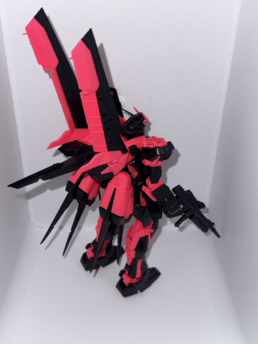 lifewithgunpla's tweet photo. MG 1/100 エールストライクガンダム Ver.RM リサーキュレーションカラーネオンピンク

黒とネオンピンクの色合いが良き
かっこよさと可愛さを
兼ね備えている

背中のユニットが好き

#機動戦士ガンダムSEED
#エールストライクガンダム
#MG
#ネオンピンク
#ガンプラ https://t.co/U8fZy1Pdcn