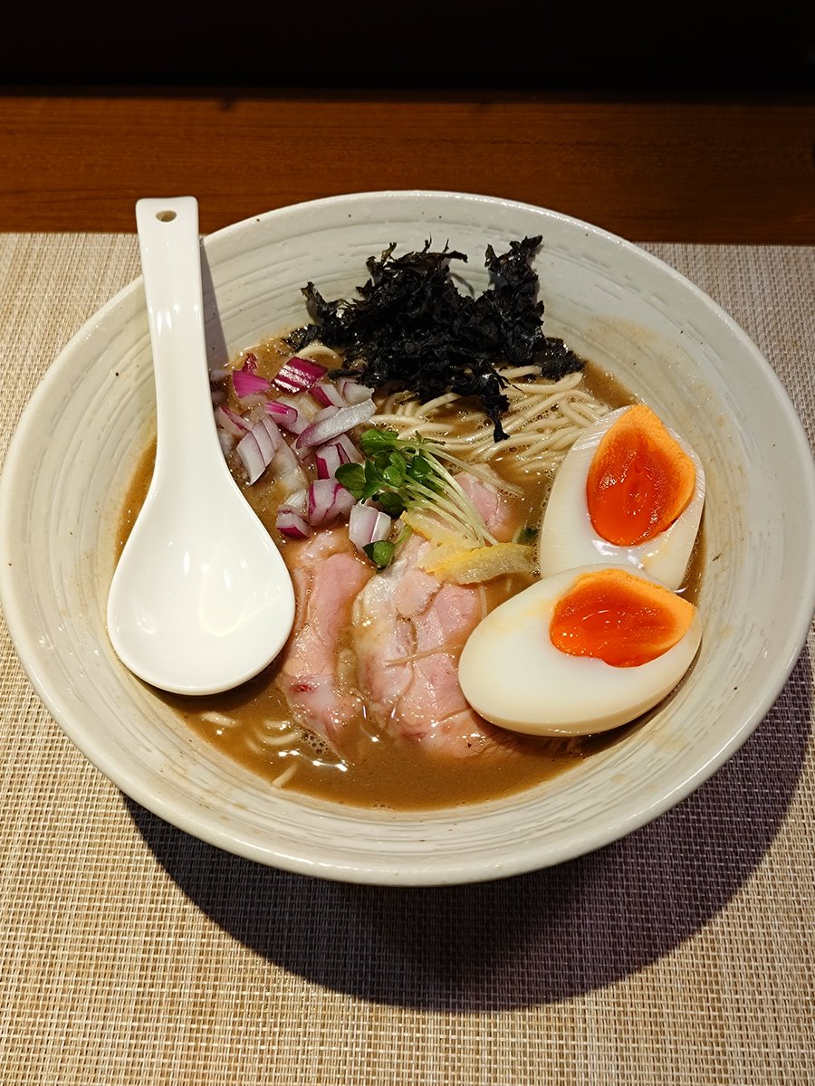 n2RNUTGxqt33py2's tweet photo. 麺処はら田@南浦和
濃厚秋刀魚らぁ麺、煮干の和え玉

珍しく鮮魚を使った限定🍜
秋刀魚だけなのかな🤔⁉️
もう魚感バッチバチです
スープをもっと楽しみたくなり和え玉も追加オーダー😆💨
大満足☝️
やっぱホームはいいなぁ

ご馳走様でした🈵✨💯🙇🙋🙆 https://t.co/AUV7bG8BaR