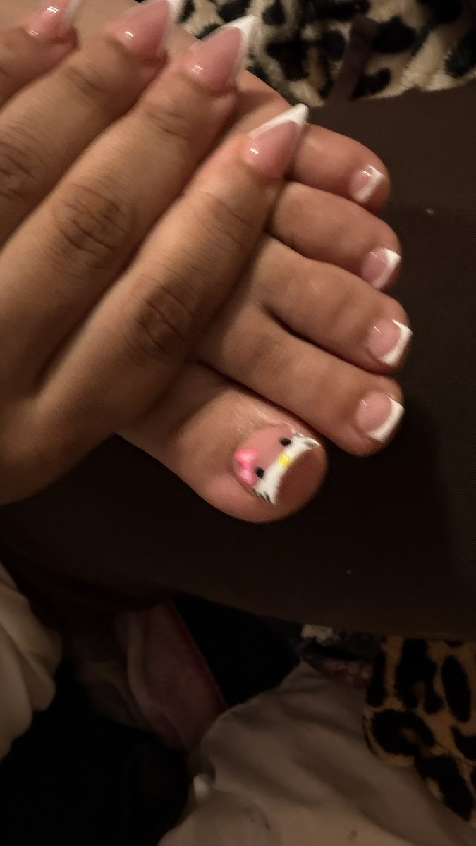 4lutt's tweet photo. need my toes done again ngl  they was so cuteee >.< https://t.co/0vSEQO2Q0f
