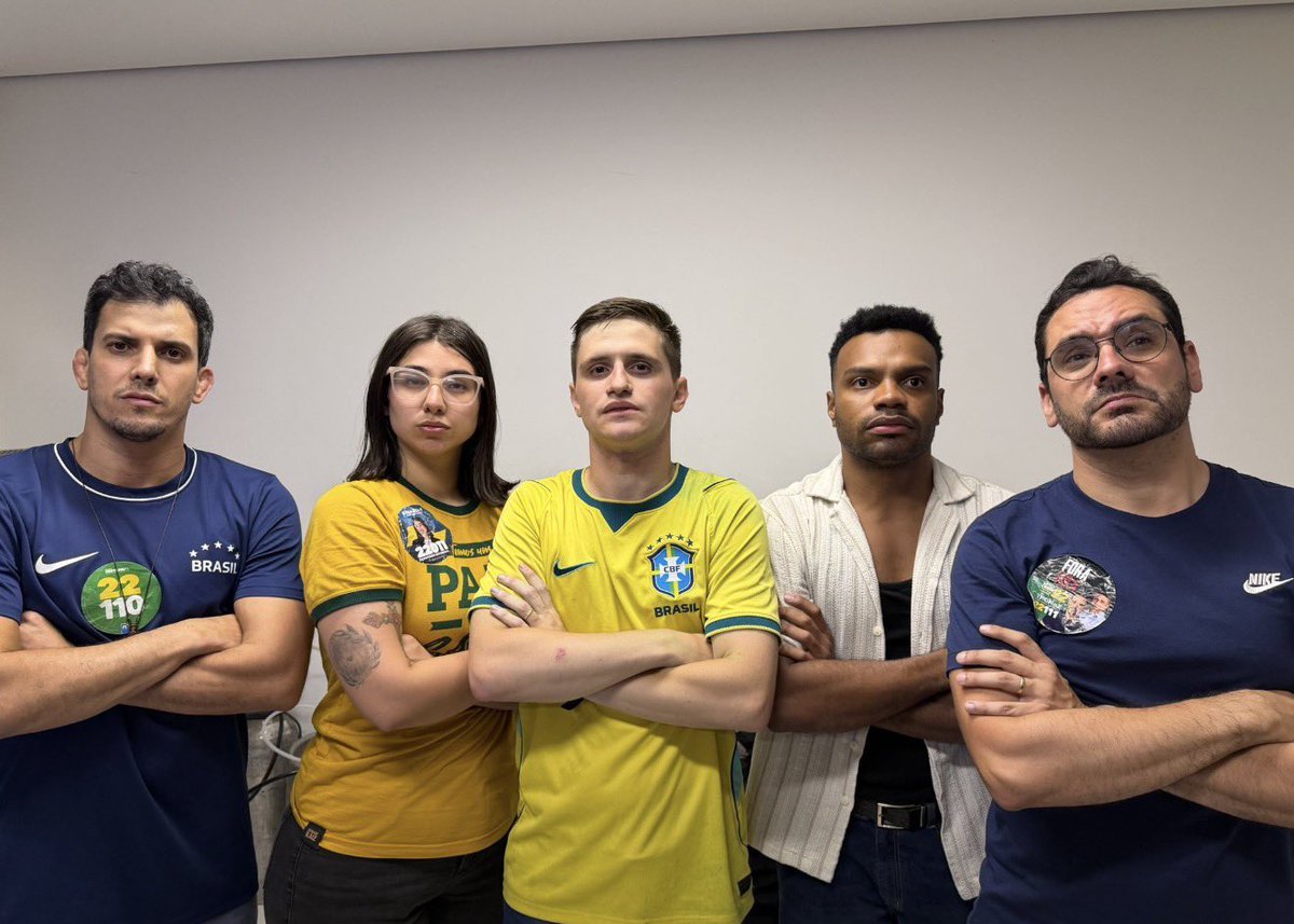 Gustazox1's tweet photo. eles: "nós 5 vamos defender o filho de voces da ideologia de gênero, cotas raciais e da ameaça do comunismo"

povo: "mas a gente quer o fim da escala 6x1"

eles: "a gente resolve isso outra hora" https://t.co/LLPviDWUaY