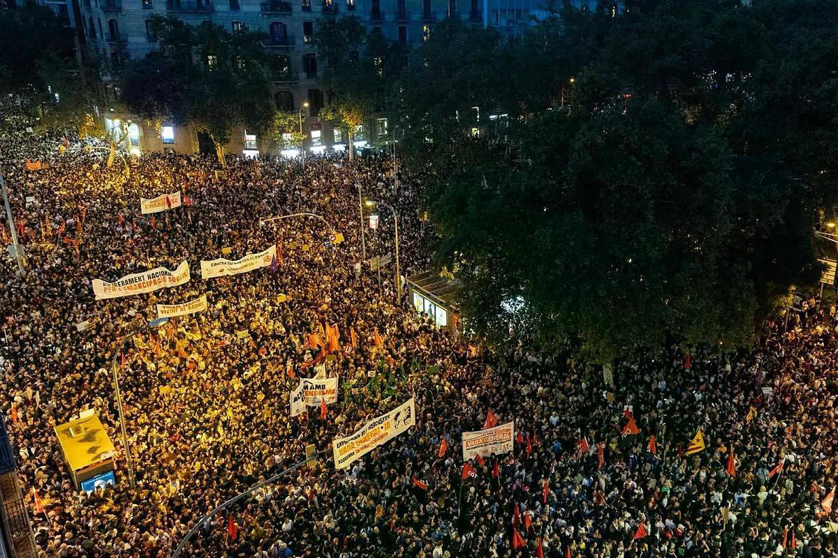 SindicaEstudian's tweet photo. 120.000 personas en Barcelona por el derecho a la vivienda.

Vamos a hacer de la HUELGA GENERAL una movilización histórica. Acabemos con el poder los rentistas. https://t.co/AfvRbvew0x