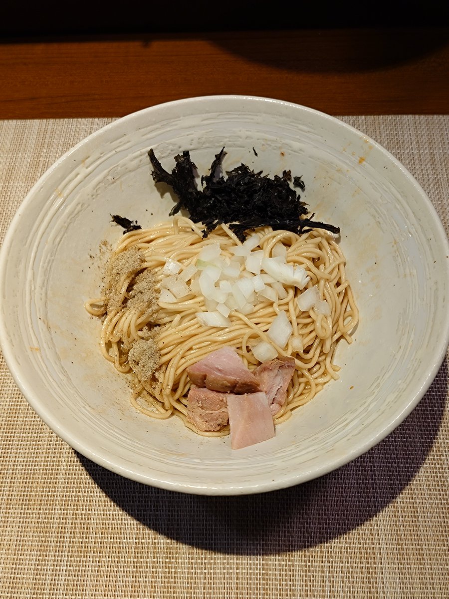 n2RNUTGxqt33py2's tweet photo. 麺処はら田@南浦和
濃厚秋刀魚らぁ麺、煮干の和え玉

珍しく鮮魚を使った限定🍜
秋刀魚だけなのかな🤔⁉️
もう魚感バッチバチです
スープをもっと楽しみたくなり和え玉も追加オーダー😆💨
大満足☝️
やっぱホームはいいなぁ

ご馳走様でした🈵✨💯🙇🙋🙆 https://t.co/AUV7bG8BaR