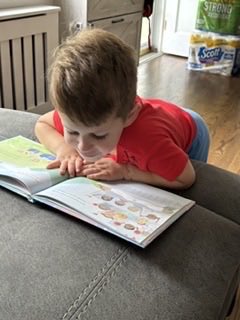 D31BeeHiveSI's tweet photo. “Reading plants seeds that grow bookworms into butterflies.” - Jamie E. Davis. 🌱🐛🦋 📚#neverstopreadingchallenge⭐️⭐️ #d31isthebest💛🌻@djacobsen920 @AP_JelaniMiller @DocPalton @CSD31SI @NYCSchools https://t.co/GLeSqmeXtI