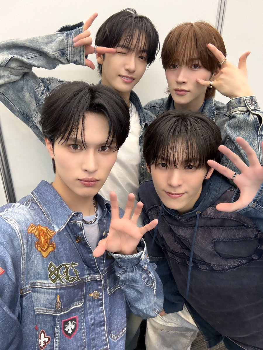 amazonmusicjp's tweet photo. ꙳.⌖💘#KO1KEYZ デビューまで🗝️⌖.꙳
　　　　　　🤟あと1日🤟

DAIKI🍀SHINHAENG🥔SIYOUNG⚡️YURA🚀から #AmazonMusic 限定のセルフィーが到着📸

KO1LYの皆さん！4人の“推しポイント”をリプライして、たくさんの人に魅力を広めよう💬

楽曲はこちら👇
🎧https://t.co/uF87ZD9Oy2
@KO1KEYZofficial https://t.co/DiA0jvSikZ