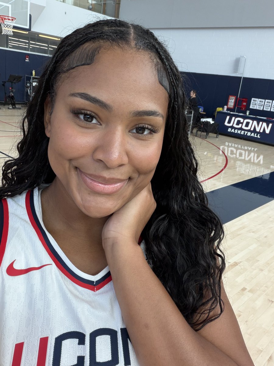 UConnWBB's tweet photo. Hey y’all 😃 it’s media day 

-@thesarahstrong https://t.co/hxSopTpmYs