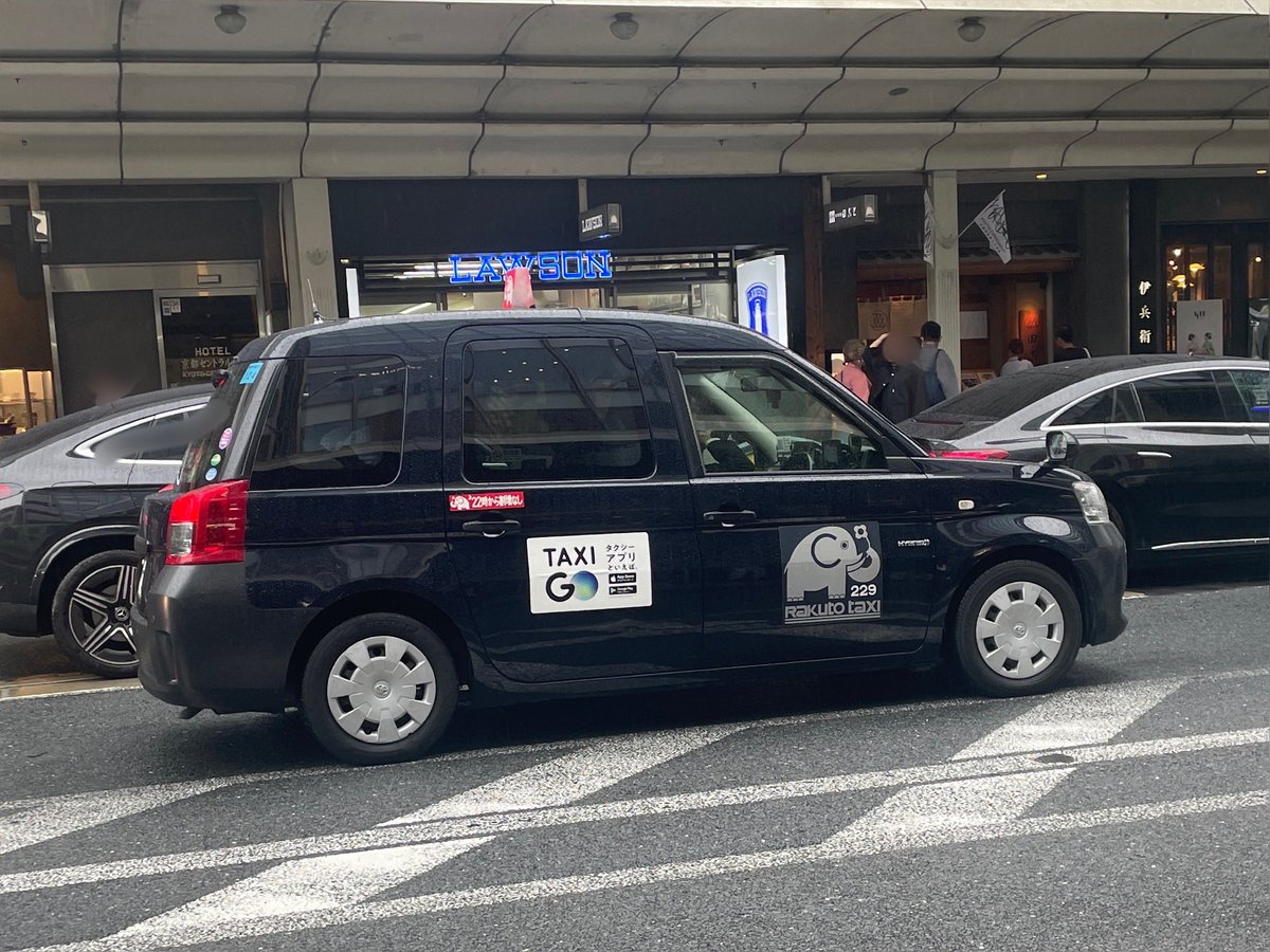 black_schwan's tweet photo. 京都を走るぞうさんタクシー。
愛らしい。 https://t.co/pCJ5YXbomk