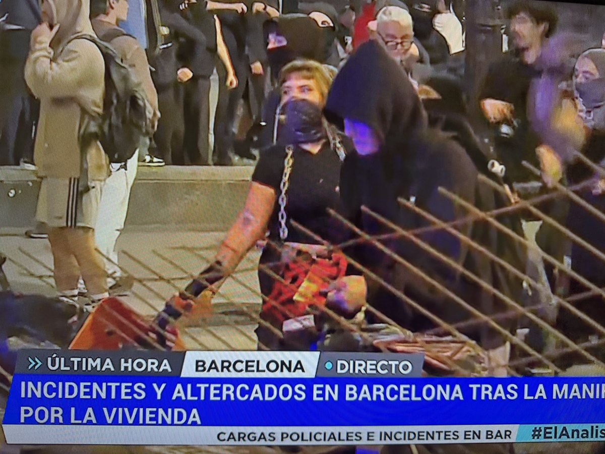FroilLannister's tweet photo. Votar a PSOE con V. V de Vándalos y Violentos. https://t.co/lFbc8TlA1R