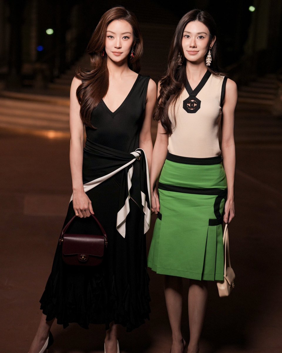 ELLEThailand's tweet photo. #ELLEShowTime เปิดภาพของ ลีน่า ลลินา @lena__lorena และ หมิว ณัชชา @miunatshaa ที่ปรากฏตัวร่วมชมโชว์ CHANEL Spring/Summer 2027 

#ELLEThailand
#CHANEL
#CHANELSpringSummer
#LenaMiu #LalinaLena #MiuNatsha https://t.co/jauIhfjrcW