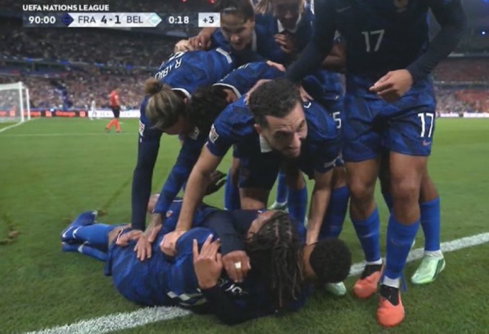 it_Rutie's tweet photo. Olise is better than Ronaldo. https://t.co/lHFBDLz0xr
