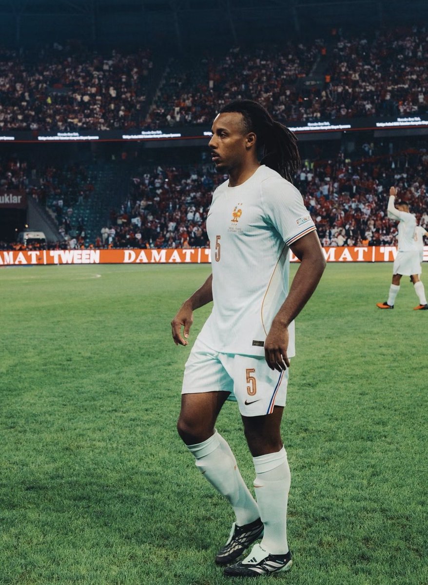 _TopFoot's tweet photo. 📊 Jules Koundé : Solide dans l’utilisation du ballon, il a multiplié les appels, parfois ignorés par Dembélé. Défensivement sérieux, il a aussi libéré des espaces pour Olise. Souvent critiqué, le joueur du Barça a montré un beau visage ce soir.

#FRABEL #kounde https://t.co/yuuRTKbWPT