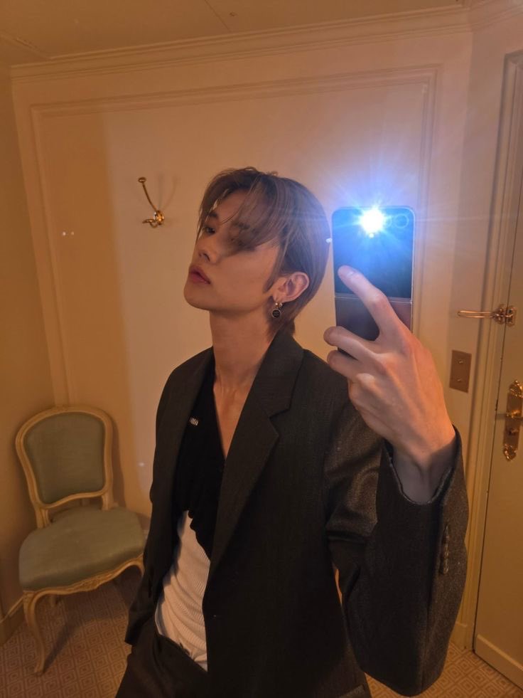 jjuniesito's tweet photo. when youre in a who takes the best mirror selfie competition but your opponent is user yawnzzn https://t.co/DtY7s8ZdiD
