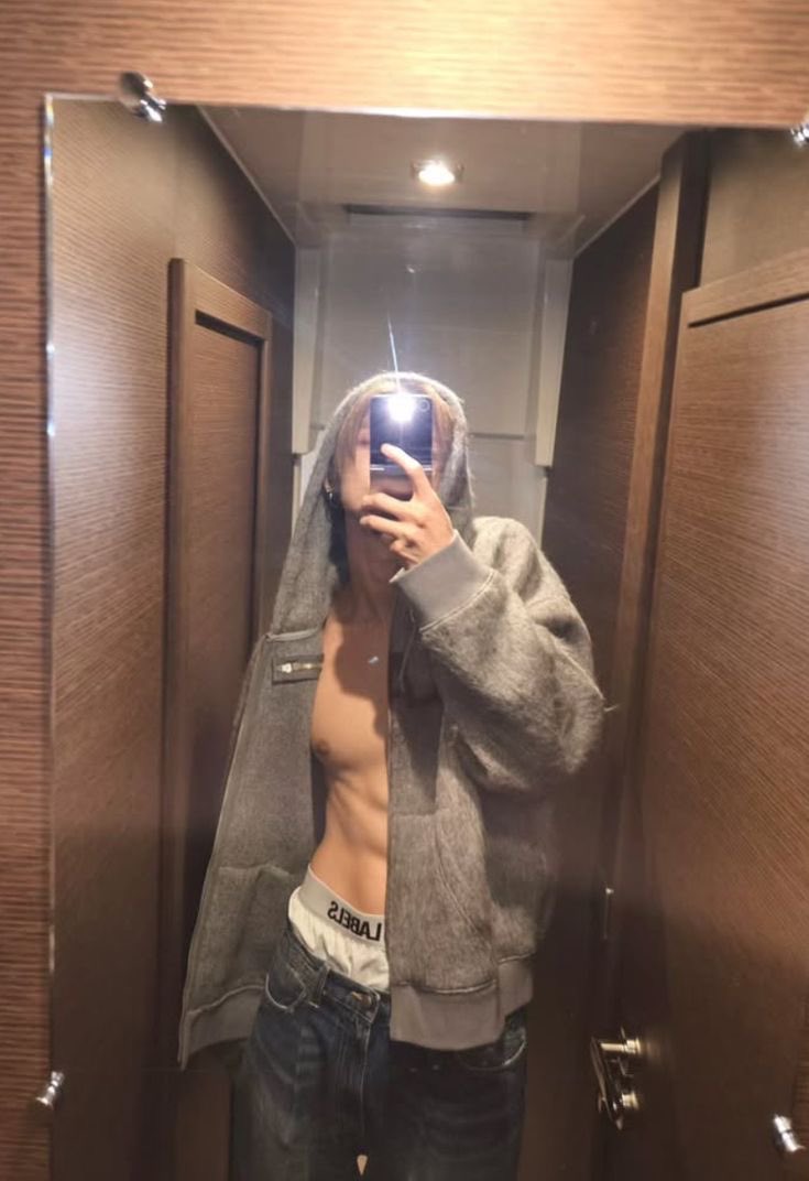 jjuniesito's tweet photo. when youre in a who takes the best mirror selfie competition but your opponent is user yawnzzn https://t.co/DtY7s8ZdiD