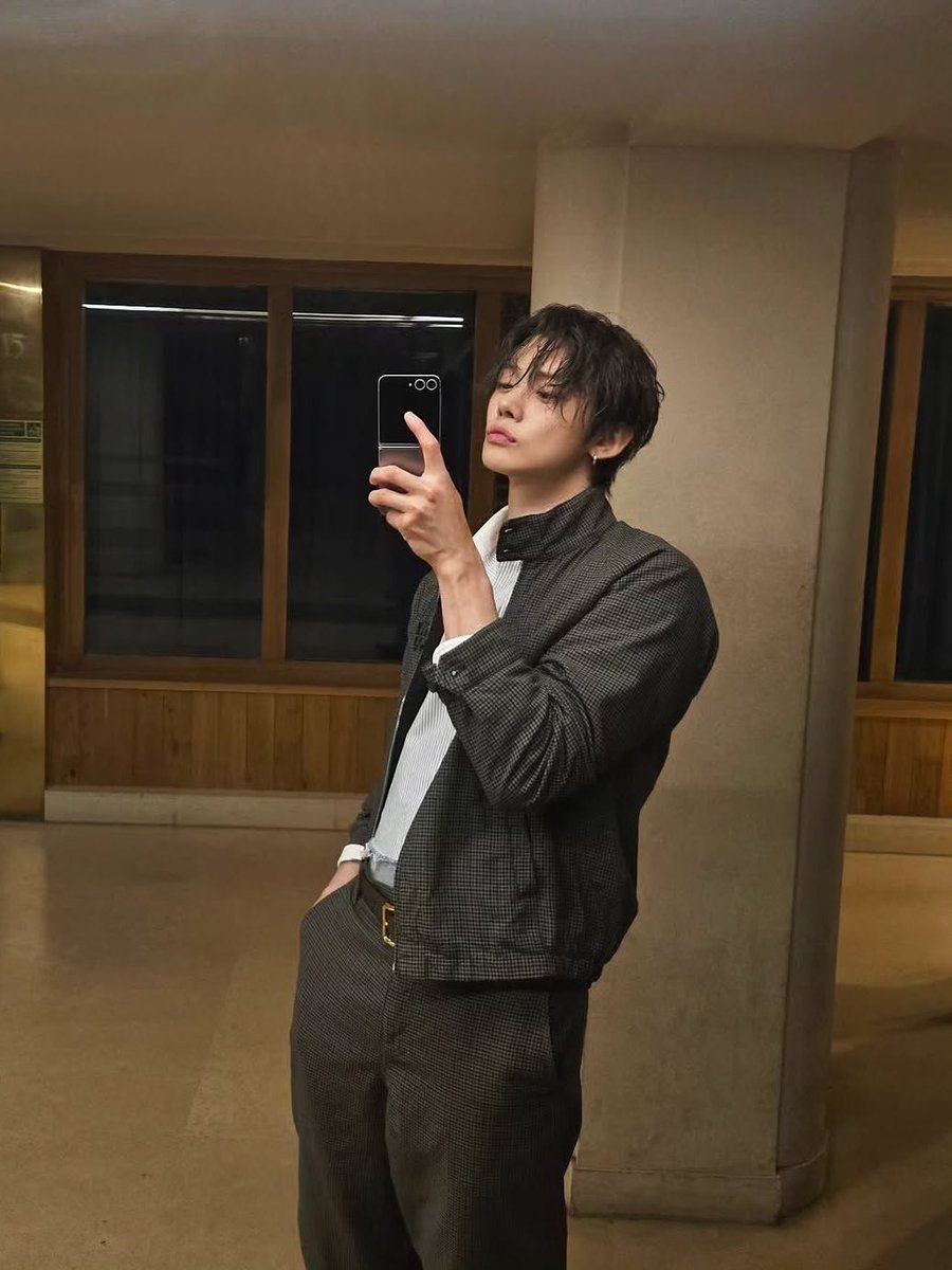 jjuniesito's tweet photo. when youre in a who takes the best mirror selfie competition but your opponent is user yawnzzn https://t.co/DtY7s8ZdiD
