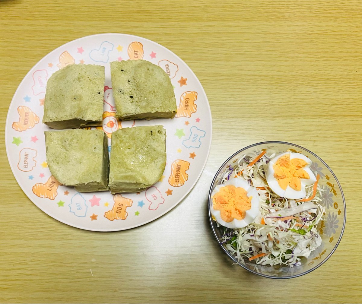 ariseri_lav_im's tweet photo. 〇朝ごはん

抹茶のプロテイン米粉パン(半分)
サラダ
ゆで卵
＋すまし汁

約350kcal https://t.co/TOynxdPRQb