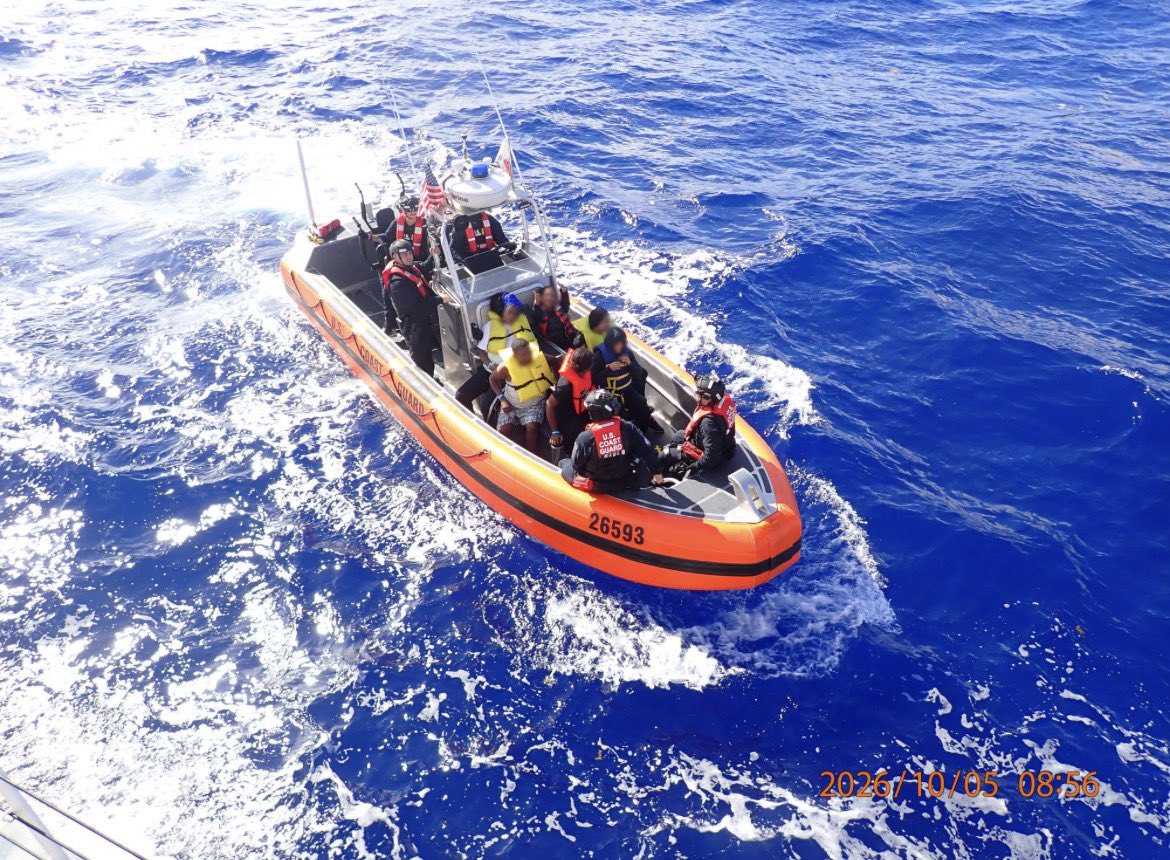 USCGSoutheast's tweet photo. #BreakingNews The crew of the @USCG Cutter Winslow Griesser &amp; two Dominican Republic Navy vessels rescued 61 alien migrants Monday morning from a grossly overloaded, sinking vessel in Atlantic Ocean waters off Dominican Republic. 

Read more: https://t.co/UFb7w6RfRF
@ArmadaRepDom https://t.co/JS42wZIsRA