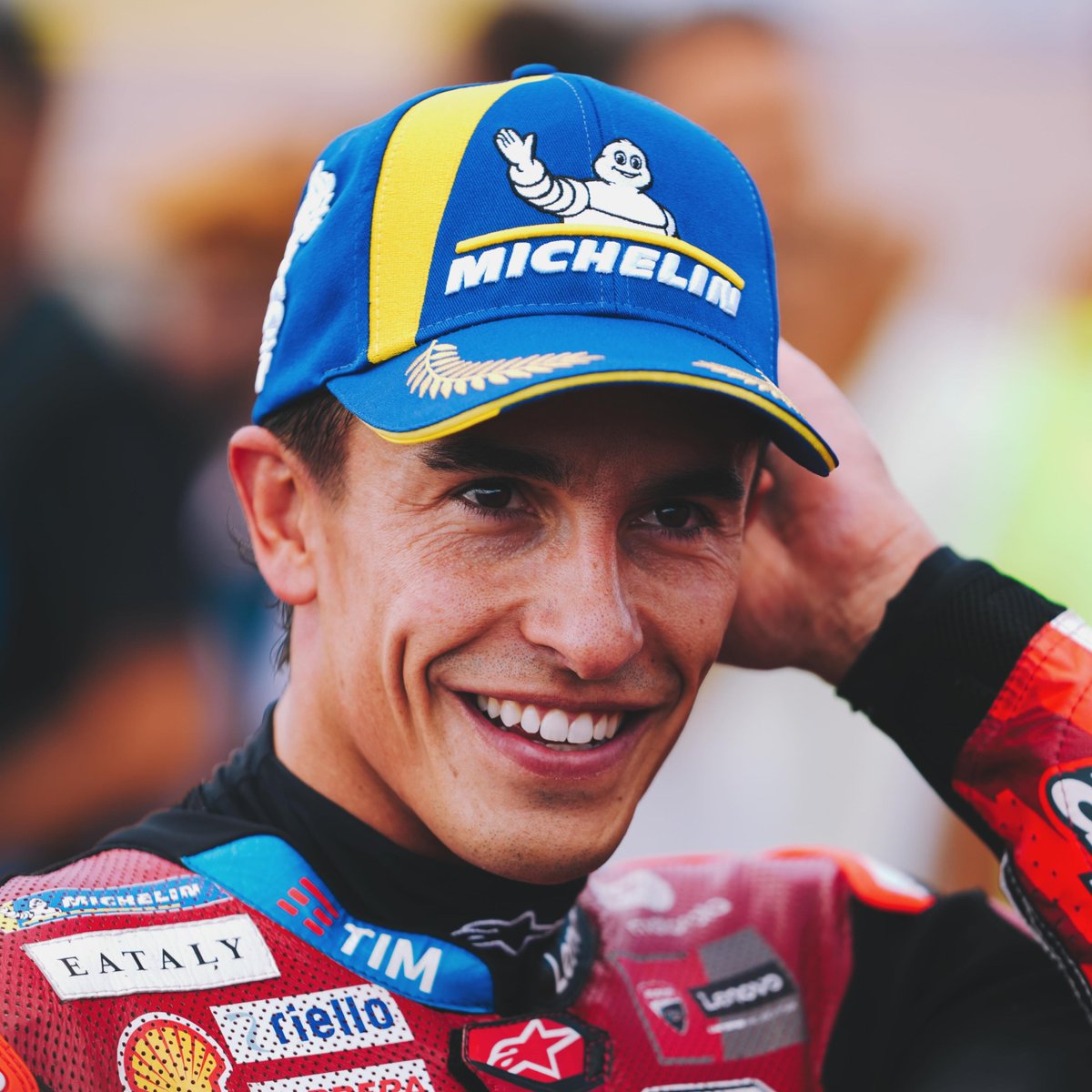 RubCanales's tweet photo. 🚨 Diego Lacave: "Marc Márquez le ha declarado la guerra al MotoGP Entertainment Group".

➡️ "Lo que definitivamente le ha tocado los huevos es que MotoGP siga inventándose cosas sin contar con los pilotos".

➡️ "Cuando se habla de esa idea que tiene MotoGP de hacer dos qualys, como en la F1, lo han hecho sin contar con los pilotos. Y los pilotos, no digo Marc, lo han filtrado a la prensa".

➡️ "De ahí viene lo de no celebrar. El sábado, cuando gana una Sprint, la única foto que hay disponible para los patrocinadores es Marc felicitando a Diogo Moreira".

➡️ "Con lo del karting hizo el mayor desprecio posible, que no fue no ir. Por ejemplo, eso ha pasado desapercibido, pero Fabio Di Giannantonio tampoco fue. Es que Marc envió al de Hacendado. Y eso es para decirle al sistema: 'Pasaros vuestros inventos por...'".

(@DiegoLacave | @nicoabad) #MotoGP #IndonesianGP 🇮🇩