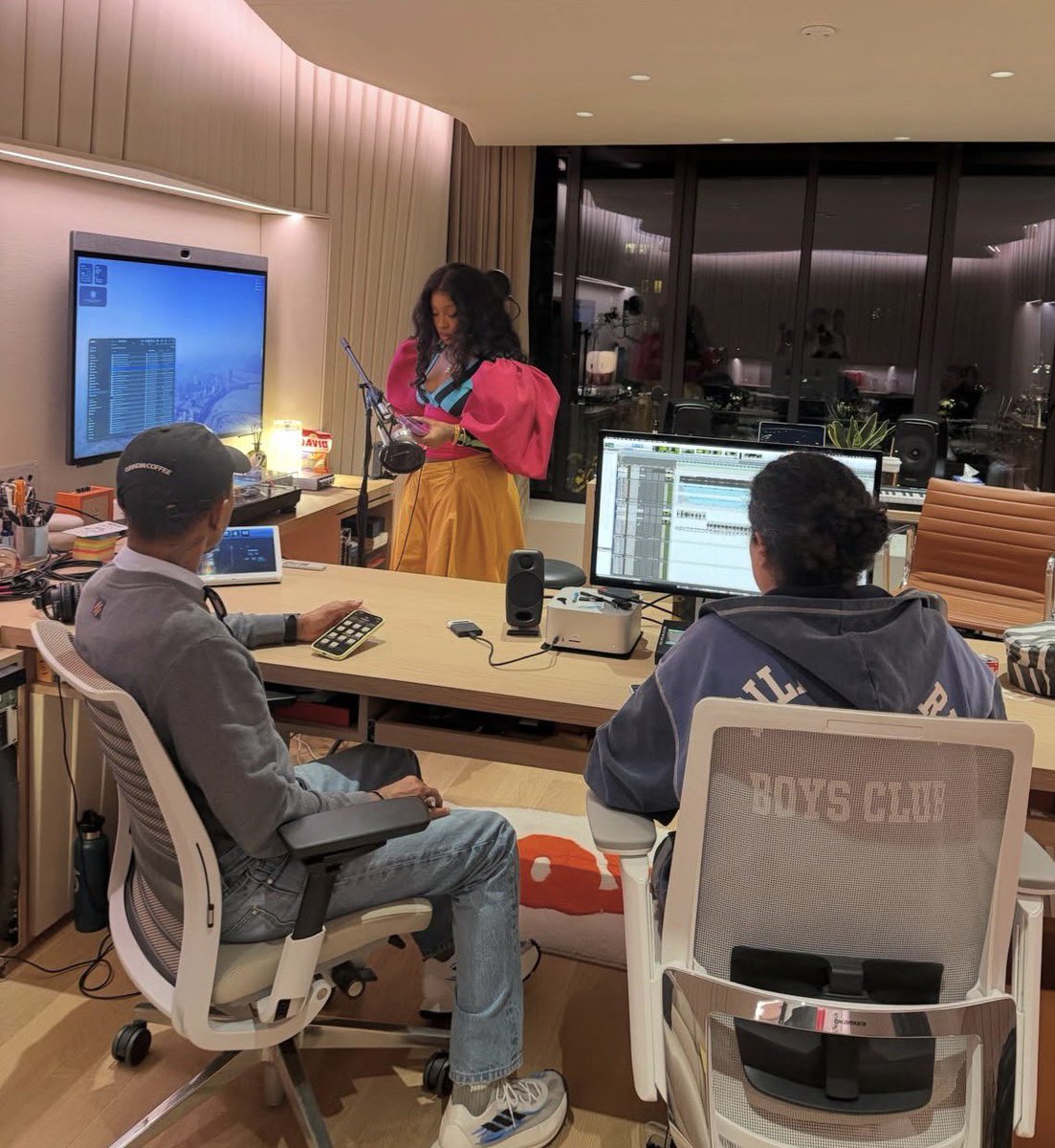 nfr_podcast's tweet photo. SZA x PHARRELL IN THE STUDIO🚨 https://t.co/fAeOK0pwGP