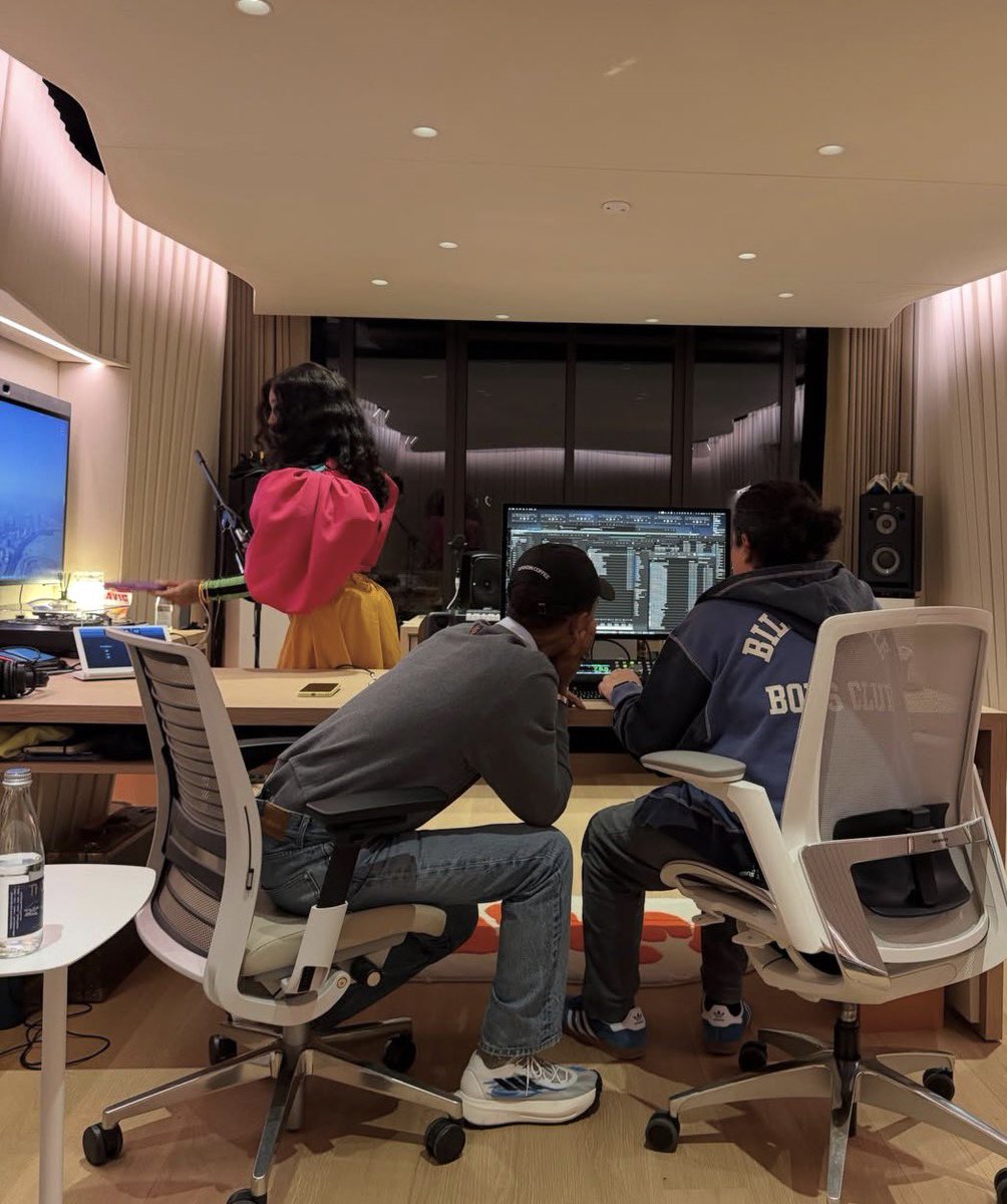 nfr_podcast's tweet photo. SZA x PHARRELL IN THE STUDIO🚨 https://t.co/fAeOK0pwGP