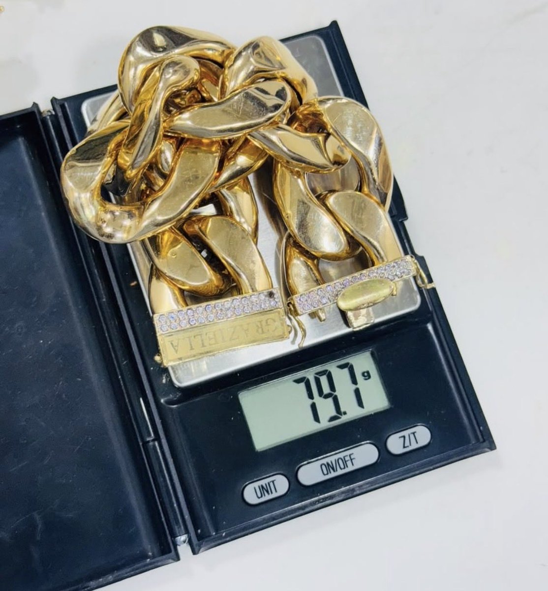 AdeGoldigger's tweet photo. Wanna feel like BURNA 🤔😂just check out this available in store 18 karate gold Cuban chain 
To purchase kindly DM to visit our store on the mainland 

Watsapp:07030436474 https://t.co/WVEOAh3LvO