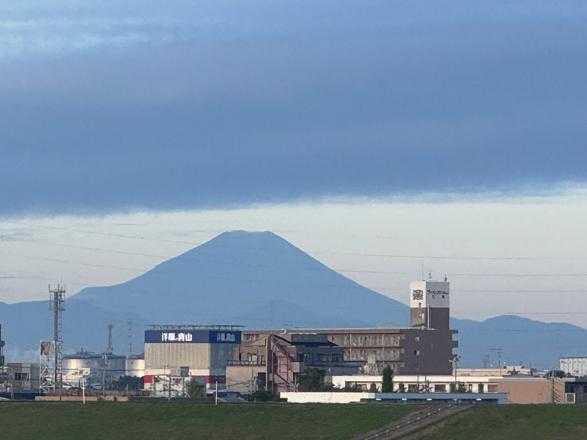 sunsunriko's tweet photo. おはようございます。土手朝活、気持ちのいい朝でした。久しぶりの富士山と筑波山、スカイツリーといろいろ見られました。半袖でばっちり。
#朝活　#イマソラ　#空が好き https://t.co/lgE2wTafyU