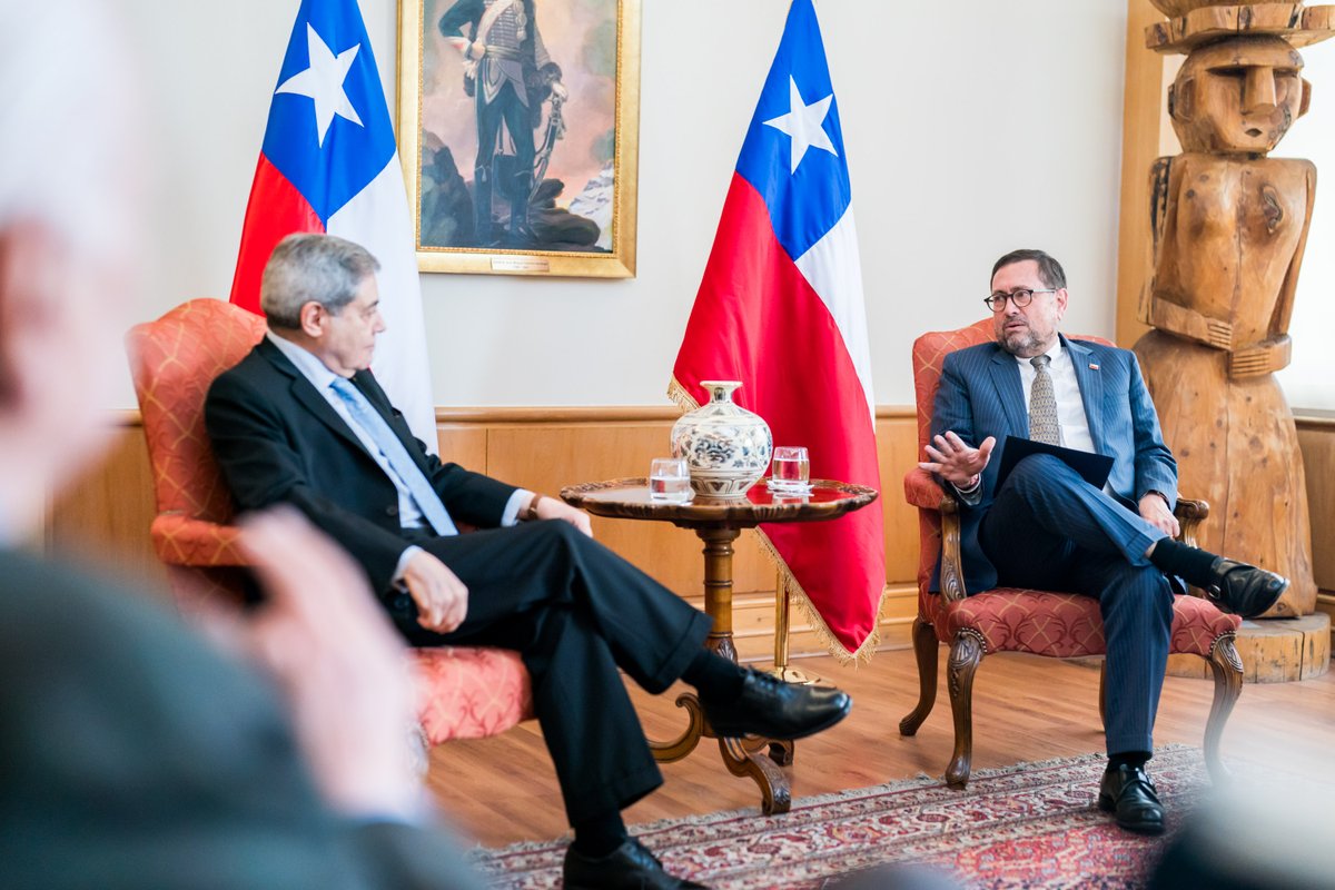 Minrel_Chile's tweet photo. El ministro Francisco Pérez Mackenna se reunió integrantes de la comisión de RREE del Instituto Libertad. Abordaron los principales temas de la agenda en la política exterior, además de revisar el panorama geopolítico global y de los países vecinos. https://t.co/ieuyTIDxBI