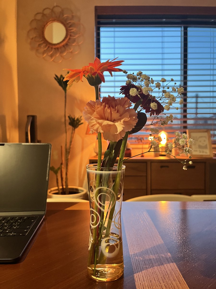 moja_kurashi's tweet photo. 先日息子の1歳の誕生日に、妻に贈った花。

気づいたら、お気に入りのグラスが花瓶になってた。

#花のある暮らし #Flowers #インテリア #Interior　#グラス https://t.co/TzAbcX6zN5