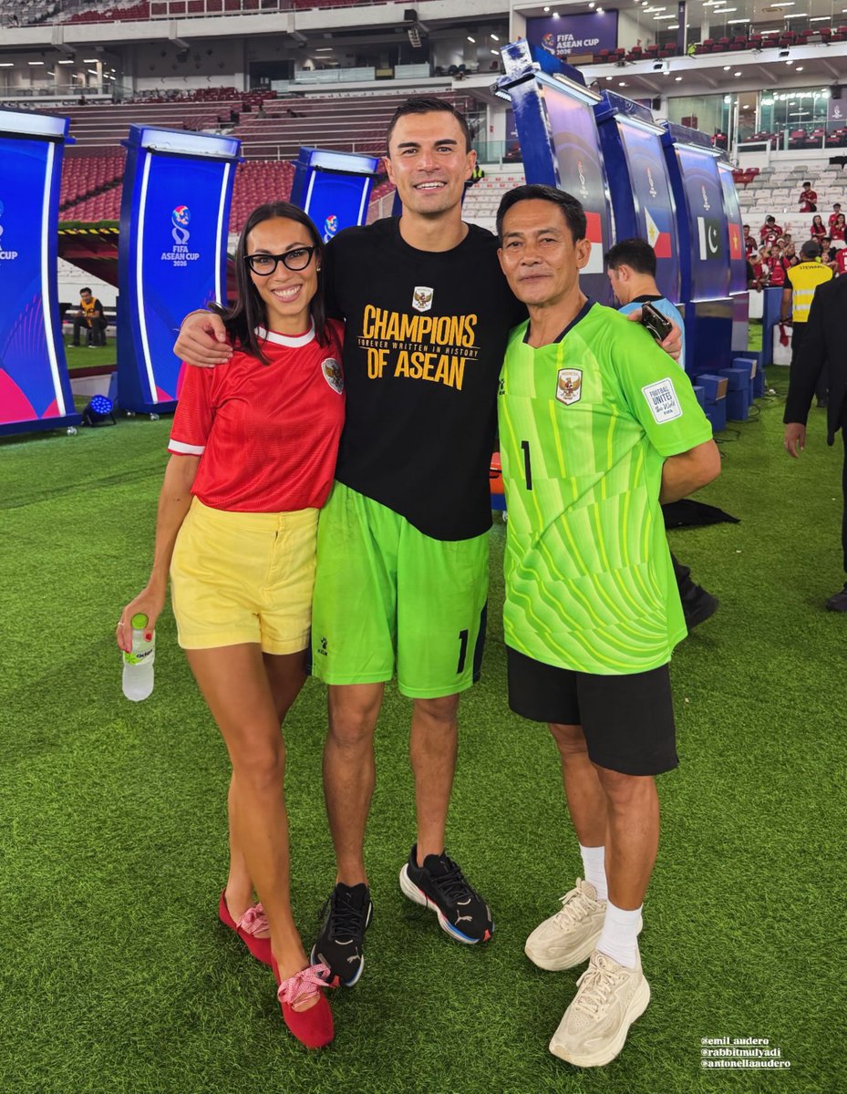 ViscaGaruda's tweet photo. Emil Audero bersama kakak dan ayahnya.

Timnas family! 🇮🇩 https://t.co/Fd7hv4gQDy