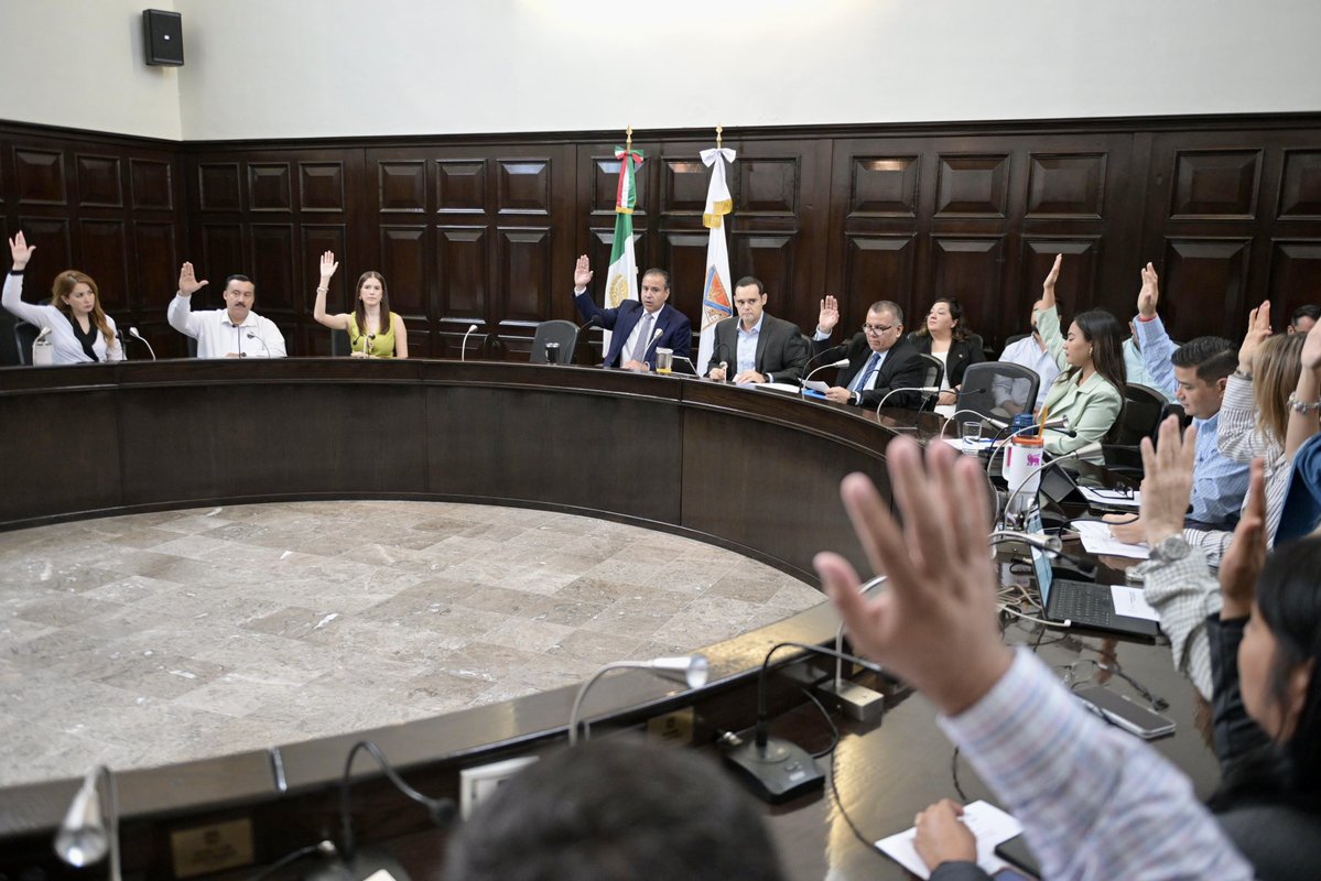 tonoastiazaran's tweet photo. En Cabildo seguimos impulsando soluciones para que más familias puedan acceder a una vivienda sustentable. 🏠☀️

Aprobamos nuevos estímulos de hasta 90% para desarrolladoras que se sumen a Sello H 2.0, facilitando la construcción de vivienda económica y de interés social con paneles solares, aislamiento térmico y tecnologías para ahorrar agua y energía.

También aprobamos la integración del Comité Ciudadano de Seguridad Pública y dimos la bienvenida a Abraham Medina Díaz como regidor del Ayuntamiento.

#EnLaHAvanzamosJuntos