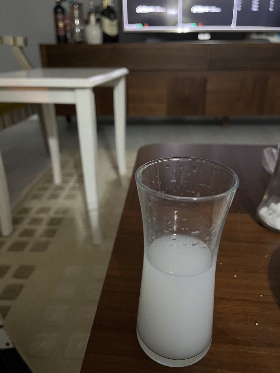 Heval6246's tweet photo. “Ertesi gün için bişey diyemem ama rakı içtiğin gün ölmezsin” demiş Cemal Süreya. Bence doğrudur 😏 https://t.co/VR4bg2NBpF