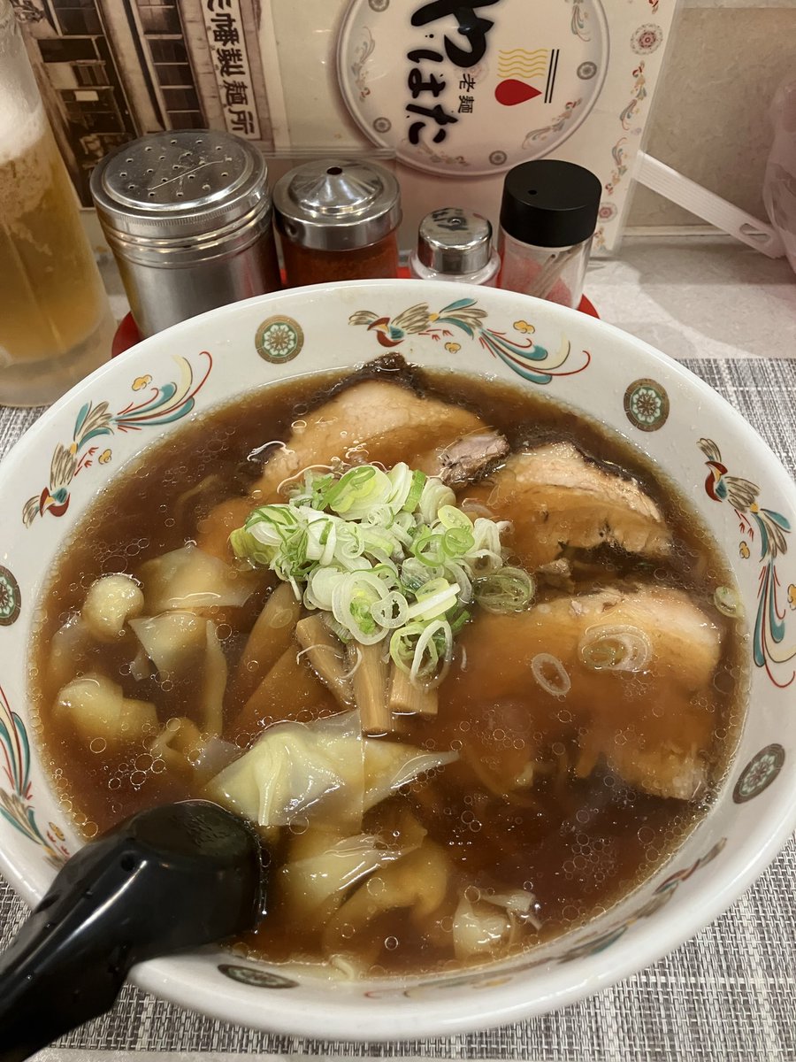TTommyfactory's tweet photo. 白糠の名店
#老麺やはた

仕事で白糠に滞在しております。
一杯飲んでからのこちらのラーメン。

ワンタン、チャーシュー、麺、スープともに絶品です。 https://t.co/PFycsH1TDd