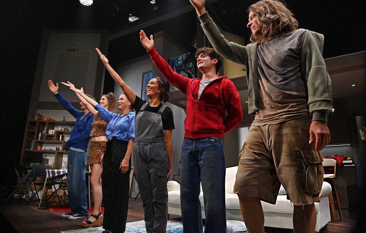 halfwaytonelson's tweet photo. Opening night!  💫 https://t.co/rvFRfDVjpQ