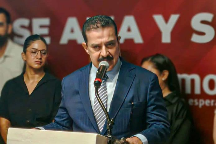 noticias_gab's tweet photo. 🔴 Morena se desmarca del agua sucia, pero evita hablar de las obras que faltan

El agua con olor y color está llegando desde Las Pintas y termina en la Planta Potabilizadora 1 de Miravalle, que necesita fortalecerse para tratar mejor ese caudal. El propio SIAPA ya reconoció ambos puntos.

Bajar el bombeo ayuda a que la planta trate mejor el agua, pero también significa mandar menos líquido a la ciudad y terminar con tandeos. 

La solución de fondo pasa por rehabilitar Miravalle, sanear las fuentes y mejorar la infraestructura.

¿Se imaginan si Morena Jalisco presionara a la Federación para meter dinero a esas obras en vez de convertir el agua sucia en pleito partidista? 

El proyecto de Presupuesto 2027 dejó la ampliación de Miravalle sin recursos federales específicos