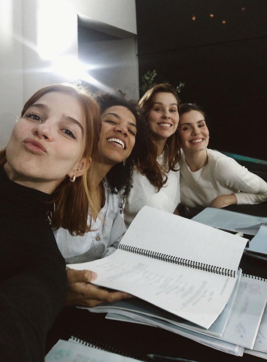 supportGabiM's tweet photo. QUE SERÁ QUE VEM AÍ!!!Gabriela Medvedovsk juntas com e Camila Queiroz e Thati Lopes e Nathália Cruz https://t.co/lEohDsLfuW