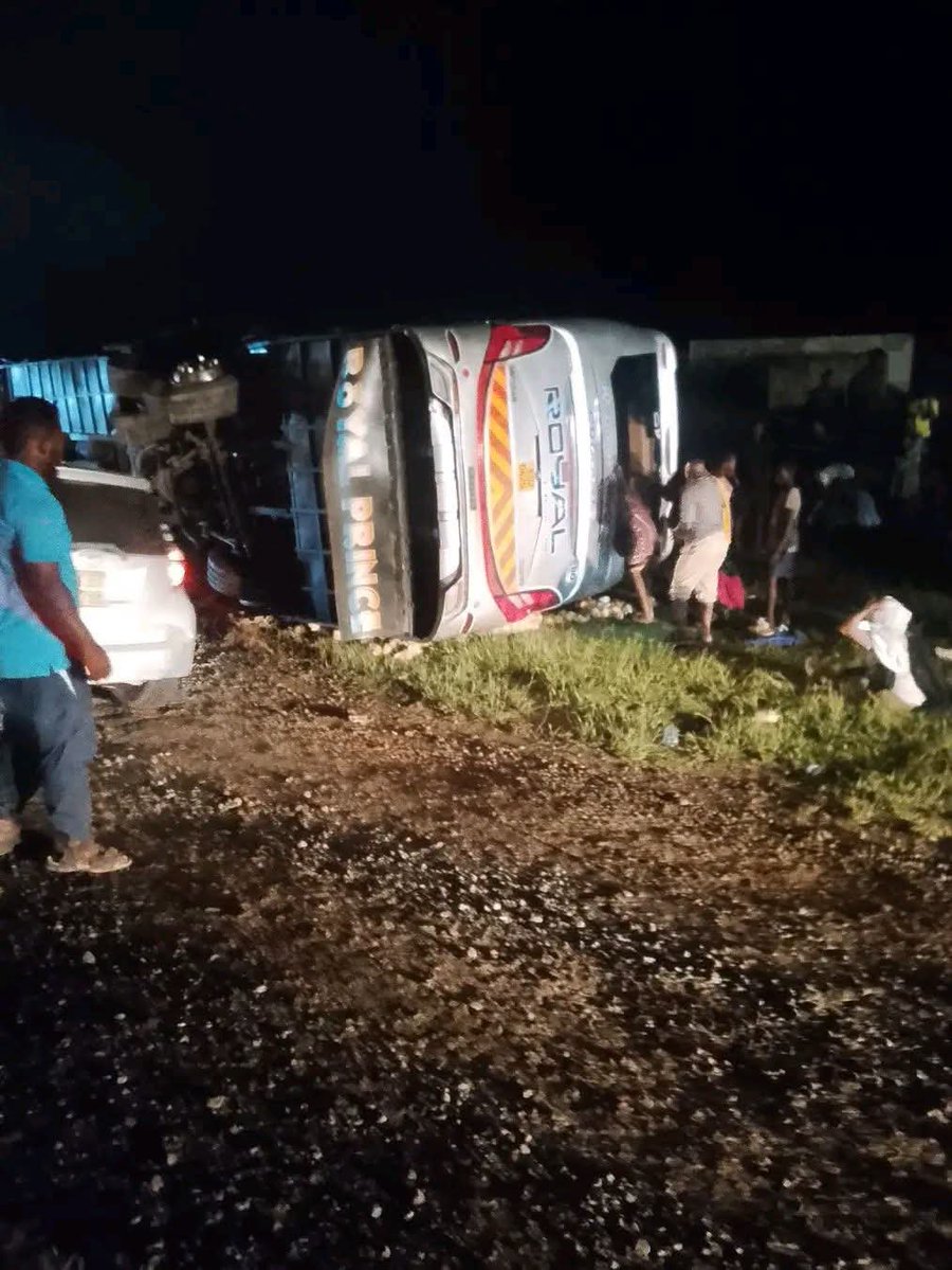 CoolBusesEA's tweet photo. #AccidentAlert
An accident involving Royal Liner Express bus at Maji ya Chumvi along the Mombasa - Nairobi road. https://t.co/2VMC8sHff8